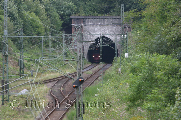 Buschtunnel Aachen-Ronheide: Ein Thalys verlässt den Buschtunnel an der Westseite